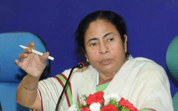 narendra modi,mamatha benerjee,west bengal,suits,state funds  ఆ రాష్ట్ర నిధులతో మోడీ సూట్స్ కొన్నాడా!